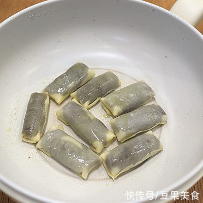 蛋黄酥|#一口新年味，全家享佳味# 豆沙春卷