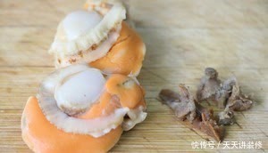 扇贝肉蒸粉丝,配上蒜蓉酱,儿子说特别好吃,终于解馋了