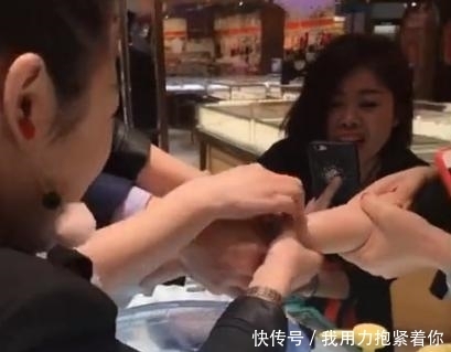 大妈珠宝店试手镯,被卡住取不下来,店员:对不起,不买也得买了