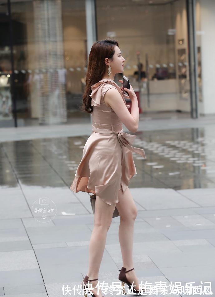 凹凸曲线 短裙的美丽清爽简单，走起路来到处都是漏风