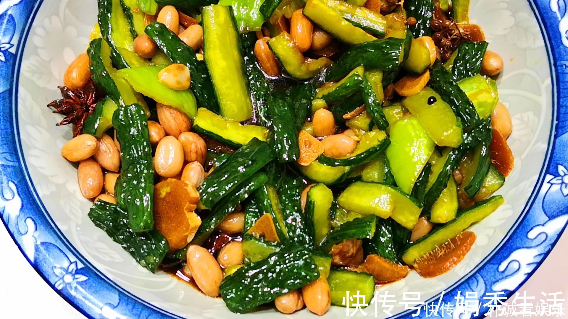 腌黄瓜,最忌直接加盐,难怪黄瓜不脆不入味,大厨如此做才对