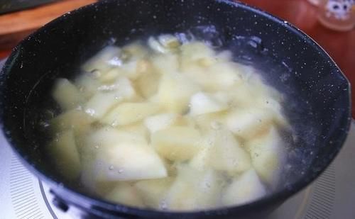 土豆新吃法先煎后炒，外酥里嫩，鲜香美味，好吃到停不下来