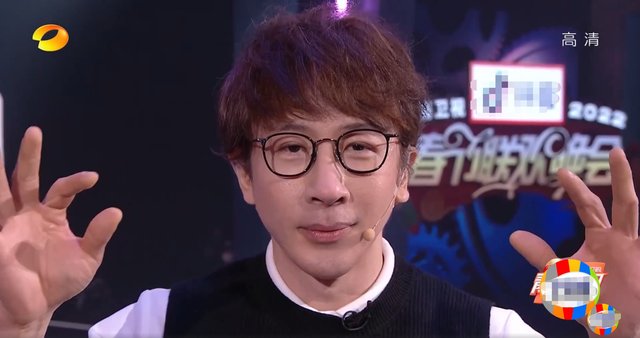 湖南春晚：何炅屡失误显疲惫，50岁孙悦劲歌热舞，刘谦被指认不出