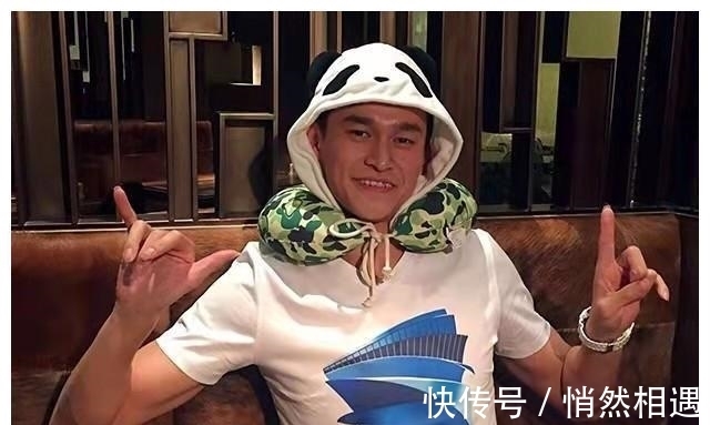 沙滩椅|晒晒孙杨住的豪宅,面积大得过分,餐桌上也都摆满了菜