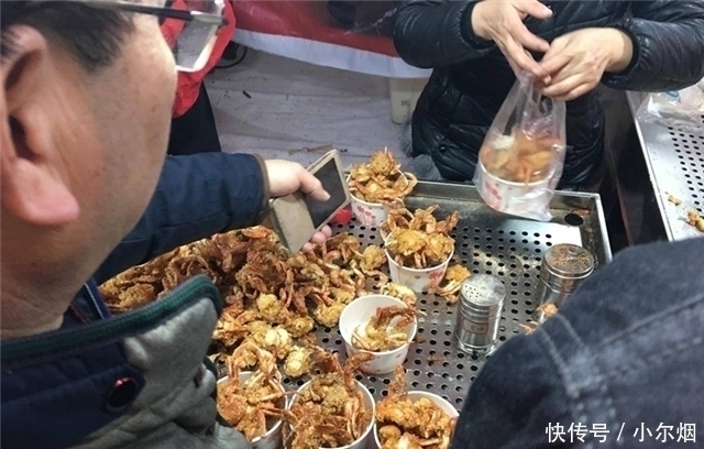  父子街头卖“特色”小吃，15元一份遭哄抢，食客怎么吃都不够