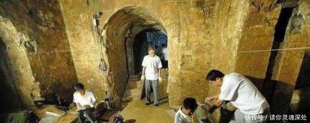 千年古墓让人脊背发凉, 八十人盗墓无一生还, 机关设的太巧妙!