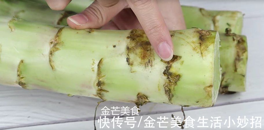 保存莴笋直接放地上是不对的，菜贩子教我一招，放上一个月都不坏