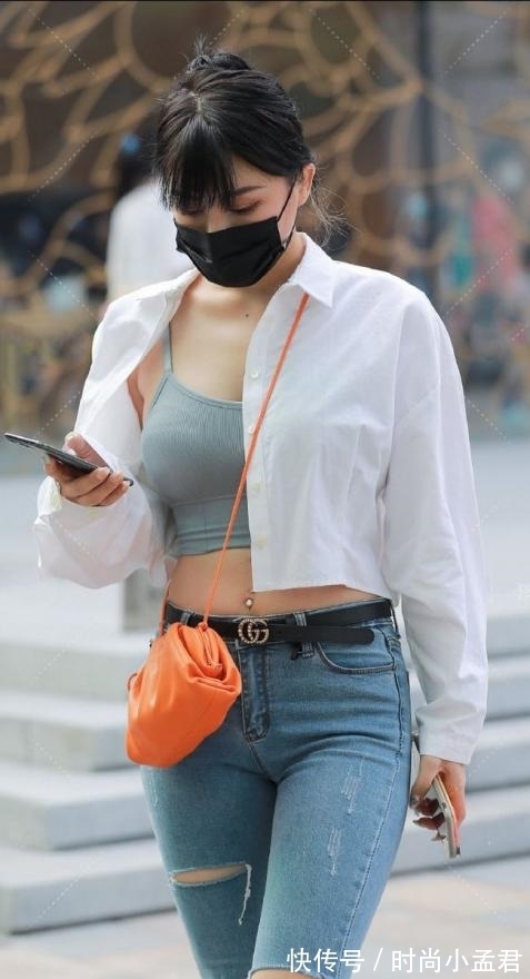 衬衫 牛仔裤怎么穿才“不平庸”?上半身配白色衬衫,快速提升时髦度