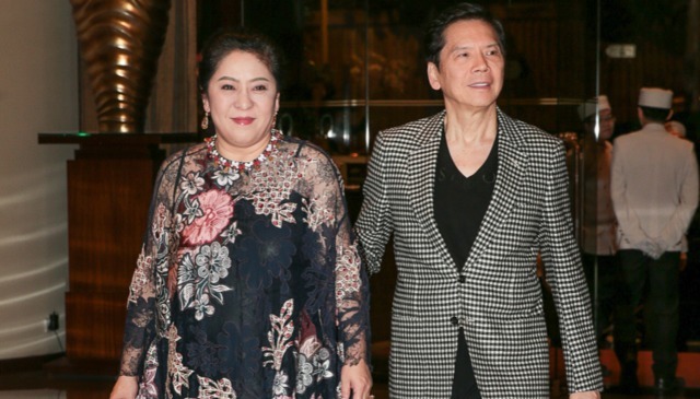 向太很有“阔太”气质范,穿纯黑色刺绣外套配紧身长裤,高贵优雅