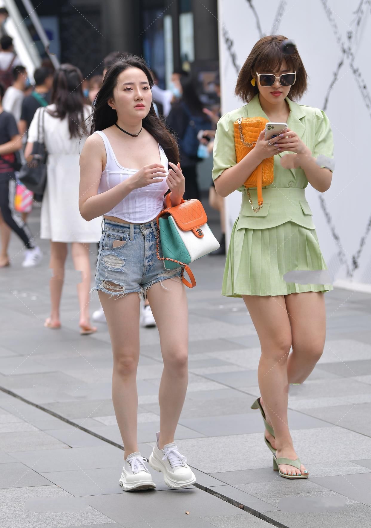 简约不简单纯色上衣，搭配破洞裤，别致亮眼清爽俏皮