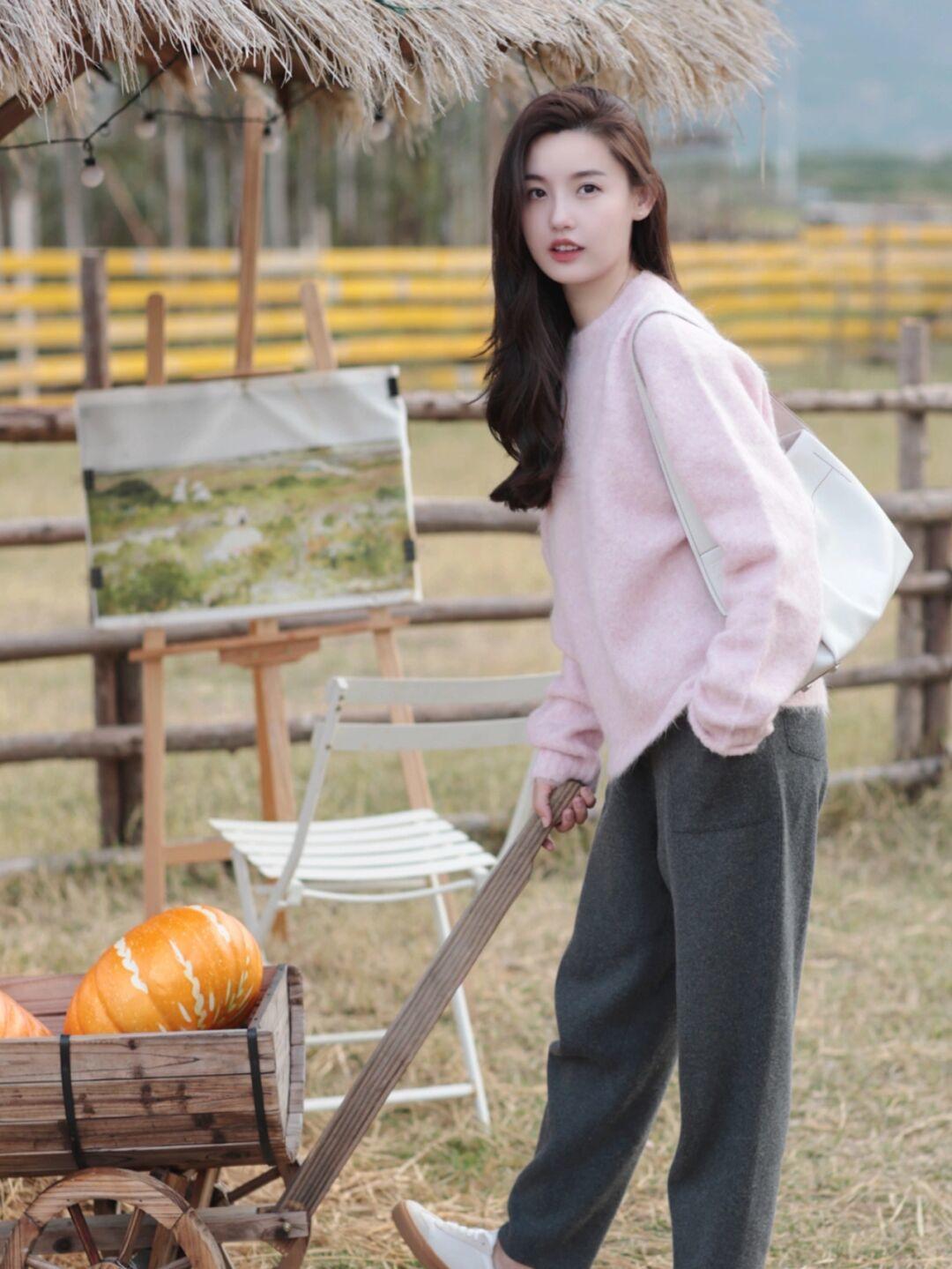 大长腿 冬天就适合穿“粉色毛衣”,保暖温柔又有格调,清新减龄又显气质