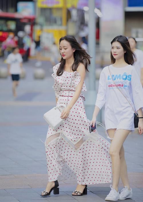  小姐姐|微风拂过显得格外的柔美，将小姐姐的大长腿呈现