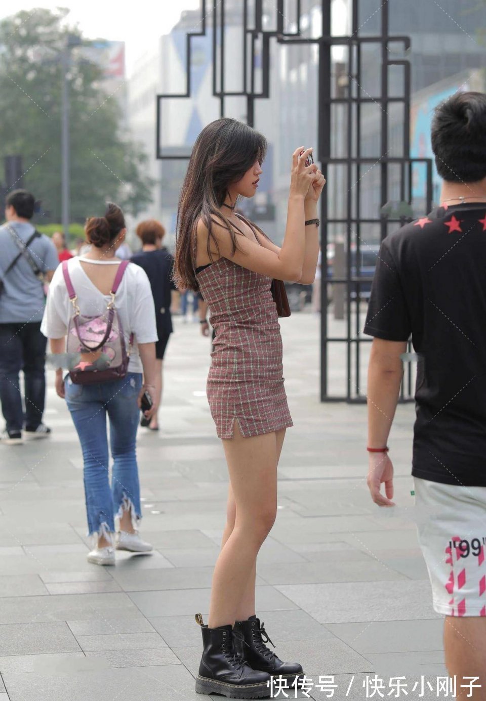 格子裙 这美女也太“壮”了吧,和旁边的闺蜜形成巨大反差,真的不好驾驭