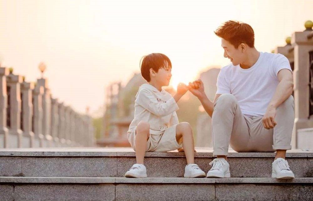 孩子向父母要零花钱,这位家长的做法让人称赞,怪不得孩子很优秀