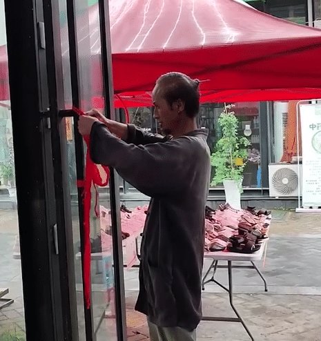 鞋店|陕西一道士下山:向店主跪地磕头讨东西，店主:他可“不平凡”!
