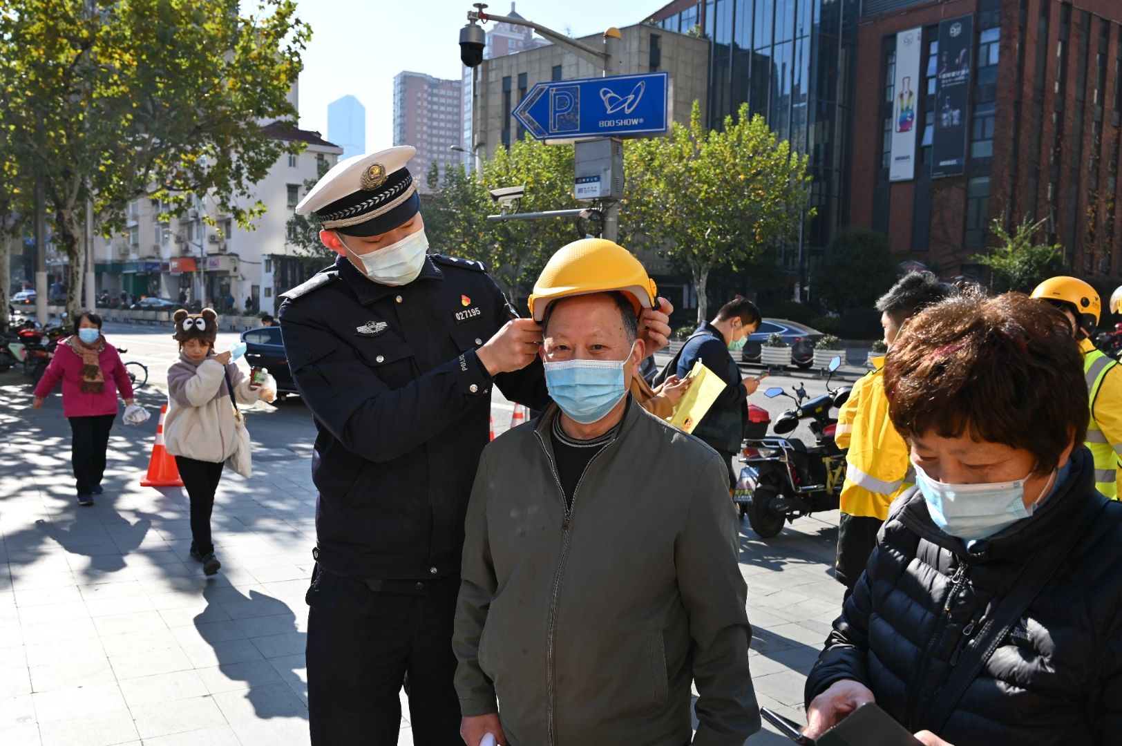 电动自行车|“送安全、树标兵”！“全国交通安全日”外卖交通志愿者在行动