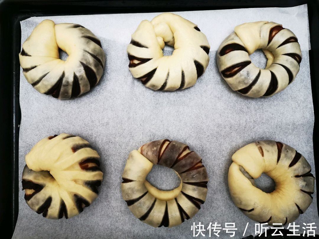 学会做豆沙圈圈面包,再也不用去蛋糕店买了,甜腻浓香真好吃