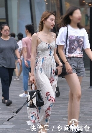 小姐姐一袭吊带长裙,不知迷倒多少路人!