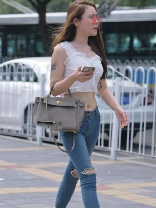 别致|“口吐莲花”的破洞牛仔裤,墨镜女神的独特纹身,网友真别致