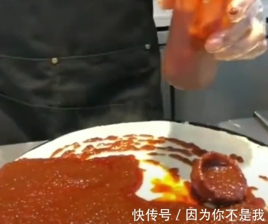 女孩|女孩买鸡蛋饼，反复提醒老板多放辣，老板一个行为，女孩不淡定了