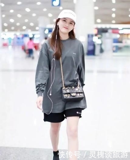 今年牛仔裤不火了,最近正受宠的“运动裤”,搭配卫衣穿巨潮!
