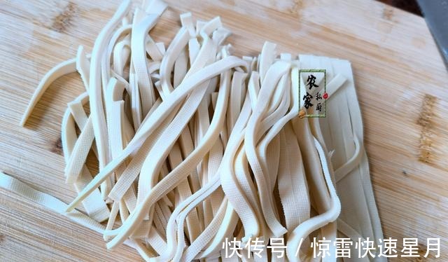 私厨|秋补,少吃牛羊肉多吃它,5块1斤富含蛋白质营养极高,芹菜炒忒香!