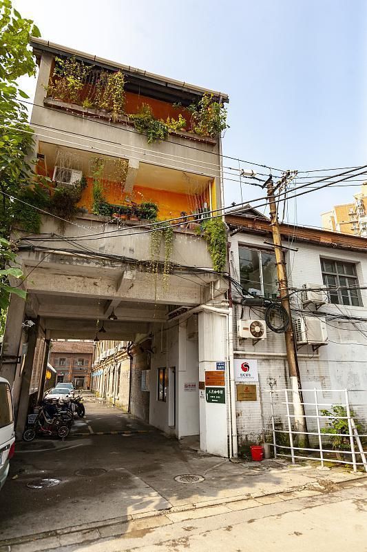 湖丝PK茅台,同拿巴拿马金奖,一个成牛股,一个村民盼搬迁