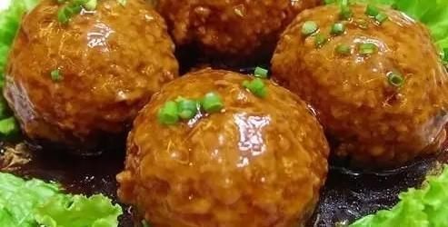 肥而不腻的红烧狮子头是如何做的呢？