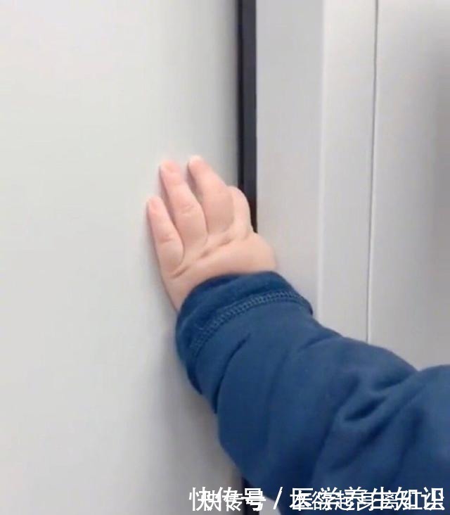 爸爸|爸爸抱娃坐地铁，娃的一个举动令网友同情，宝宝可真不让人省心！