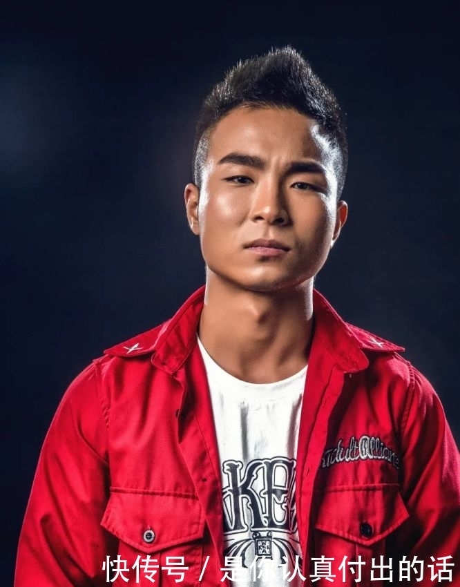 90后小伙把爱好当事业,曾从设计师变舞者,如今拥有600平米场地用于街舞教学!