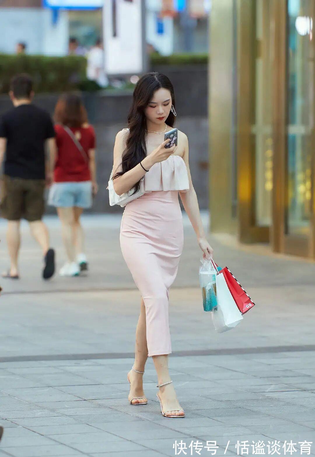 身形 “脖子短”影响身形?借助无领款穿搭,在视觉上营造反差感!