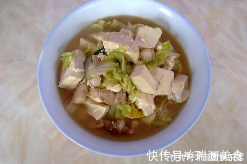 白菜炖豆腐很多人第一步就做错啦！难怪不好吃，大厨这样做才对
