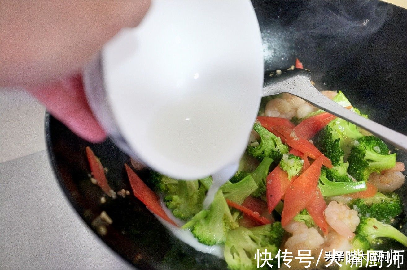 老师傅|炒西蓝花最忌焯水,老师傅教你一招,出锅鲜嫩翠绿,营养还入味