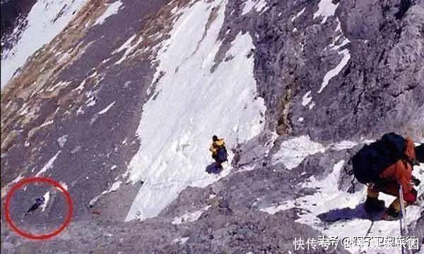 凯茜|珠峰“睡美人”冰封九年，数百人无奈路过，只有一人给她盖上国旗