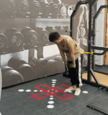 |搞笑动图:把妹子的小脸放手掌上捏一捏!