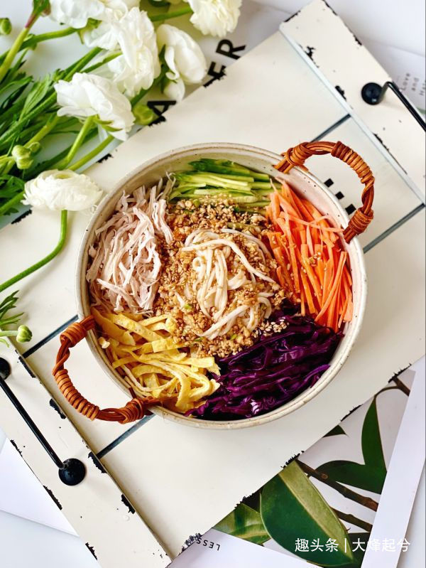 适合夏天的五彩凉拌鸡丝鱼面，低脂低卡，清爽好吃不油腻