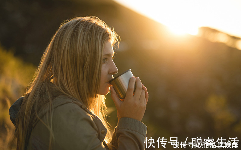 直线|女人睡觉时,床边经常放这些东西,颜值直线上升,素颜也能非常美