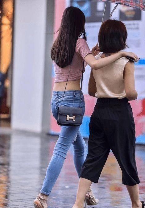 街拍美女“露脐装”美妇,跟她一起出街会不会很尴尬