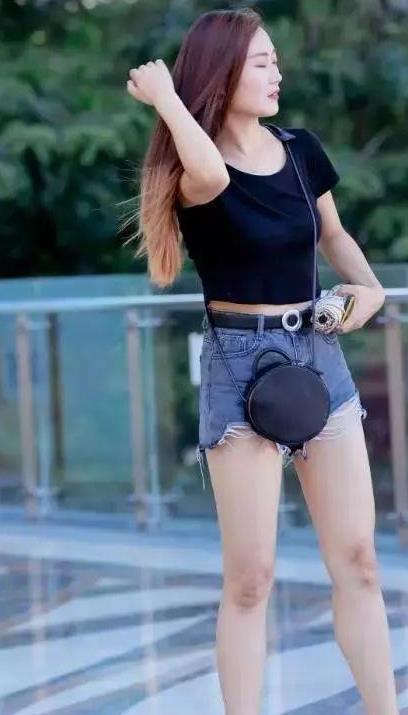 细长|街拍:双腿细长的小姐姐,长相真清纯,很有女人味