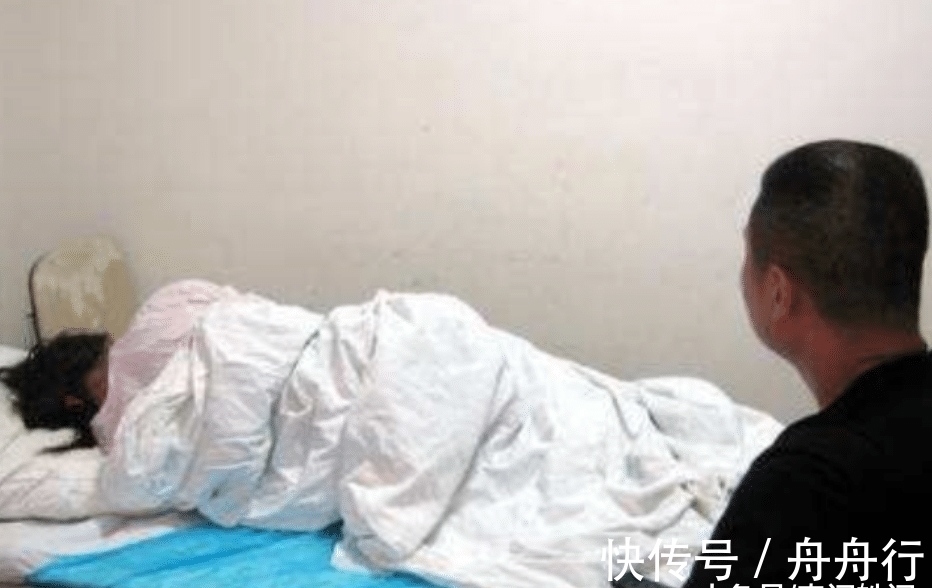 孩子|孕妇顺利生下男婴,产房外家人喜出望外,看到孩子后无人敢抱