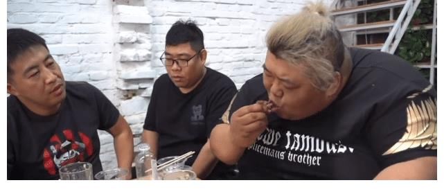 一頓飯一瓶甜面醬？600斤胖猴仔做飯太豪爽，網友喊話：悠著點吧