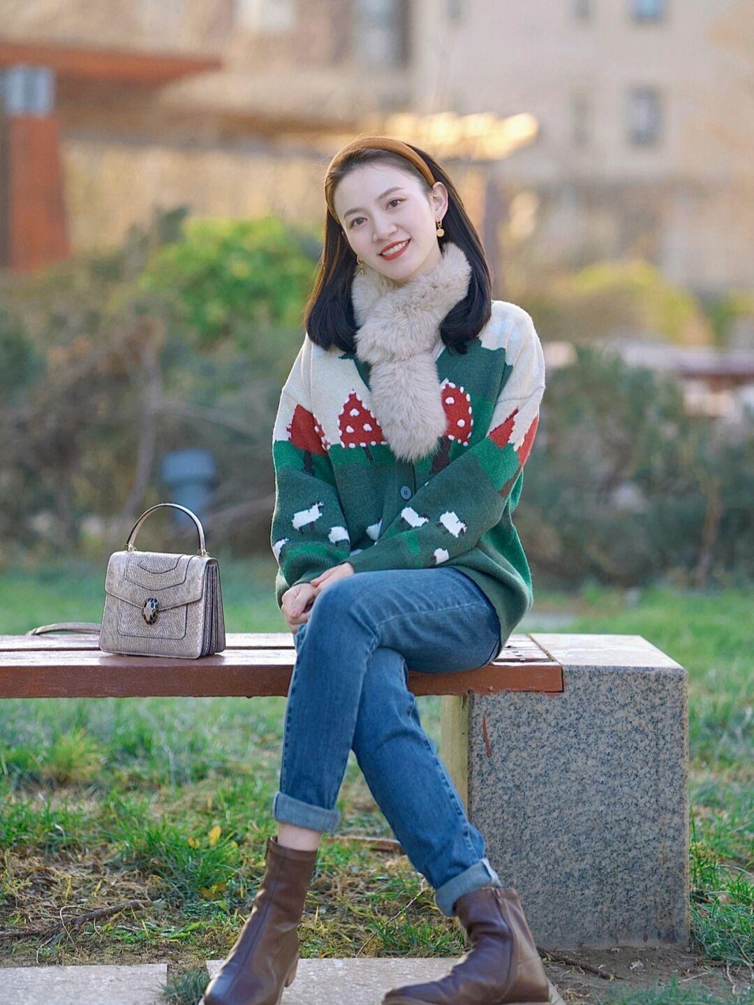 克莱因蓝 毛衣搭配时尚感加倍,4个实用款式,太适合日常出街穿了