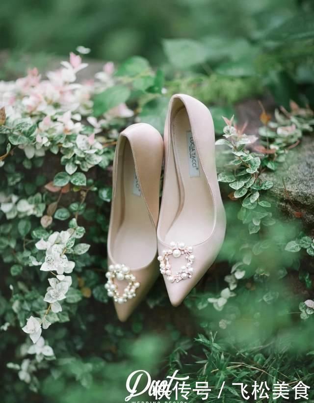 穿过这片森林，一起共赴人生美好，细雨中的户外婚礼