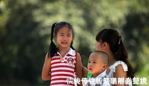 疏忽大意|二胎家庭很快会面临的4个问题,父母别不以为意,第4个很扎心