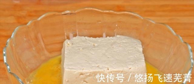 豆腐扔进蛋液里，勺子一压，教你最解馋的做法，一顿7个不够吃！