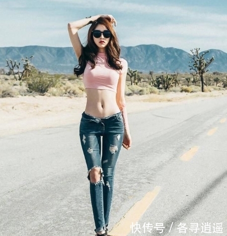 紧身|牛仔裤:曼妙身姿的美女,搭上紧身牛仔裤,打造修长的双腿线条!