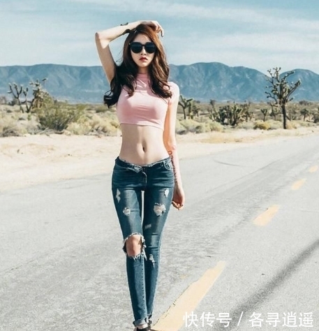  紧身|牛仔裤：曼妙身姿的美女，搭上紧身牛仔裤，打造修长的双腿线条！