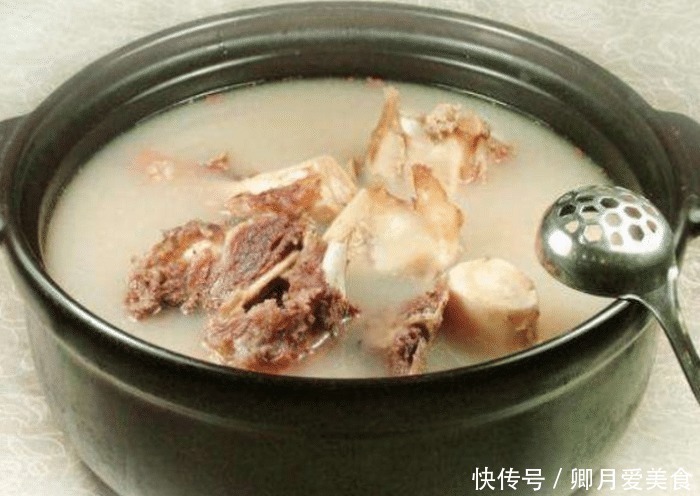 炖骨头汤时万万不可直接加水炖,多加这一步,汤汁鲜香可口还发白