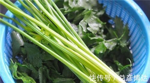 芹菜|医生不会告诉你，这是一种强碱性食物，血防脱发，年纪大了要多吃