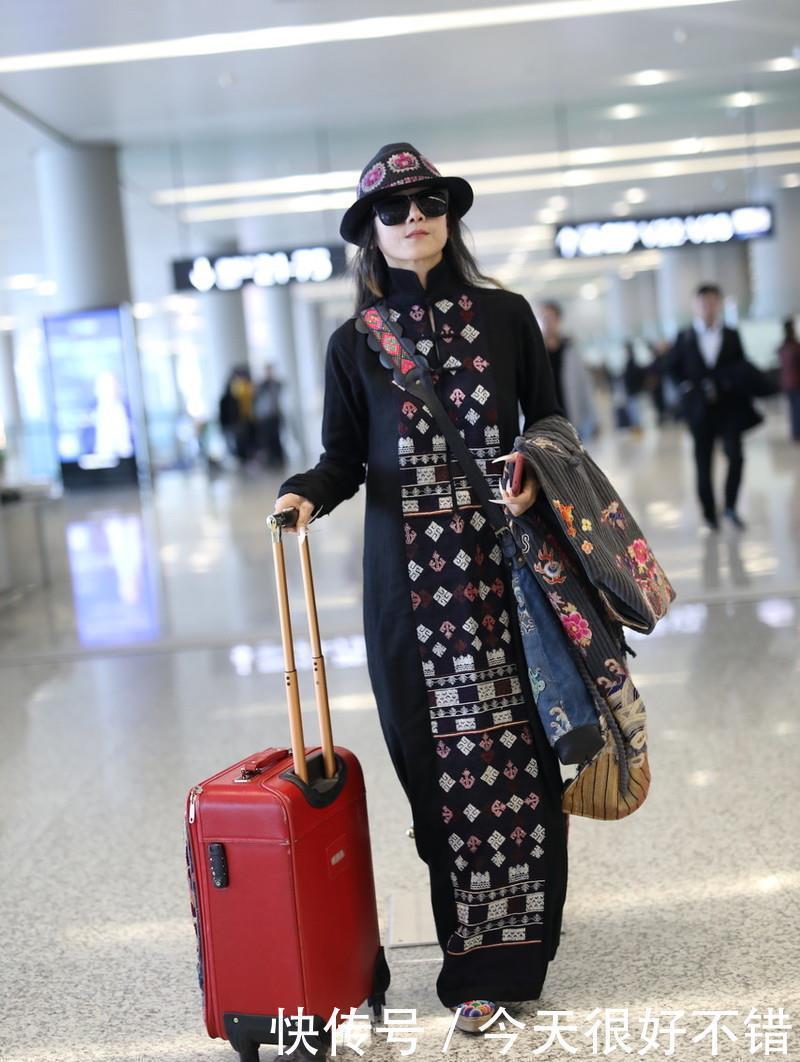 样子|杨丽萍一身刺绣装走机场,盘扣长裙气质出众,这才是艺术家的样子